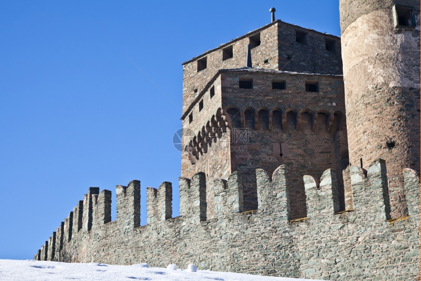费尼斯城堡是奥塔谷最有名的城堡之一位于意大利奥斯塔谷因其壮观的建筑和许多塔楼图片