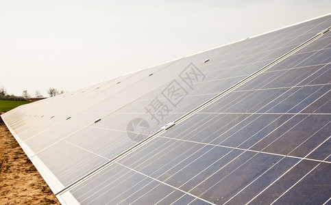 太阳能电池板厂的工程正在进行中背景图片