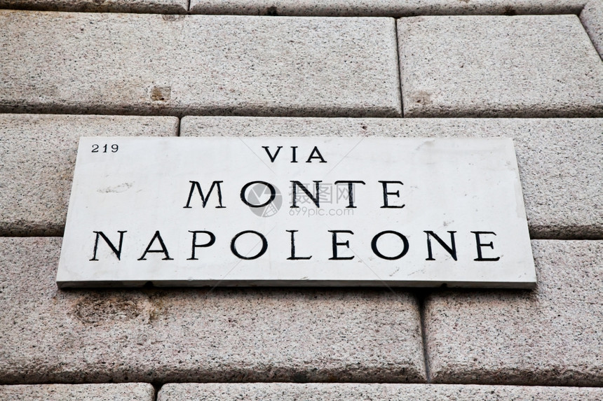 意大利米兰中心的著名有趣点街头标志图片