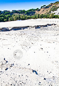 索尔法塔拉地区火山坑仍在活动图片