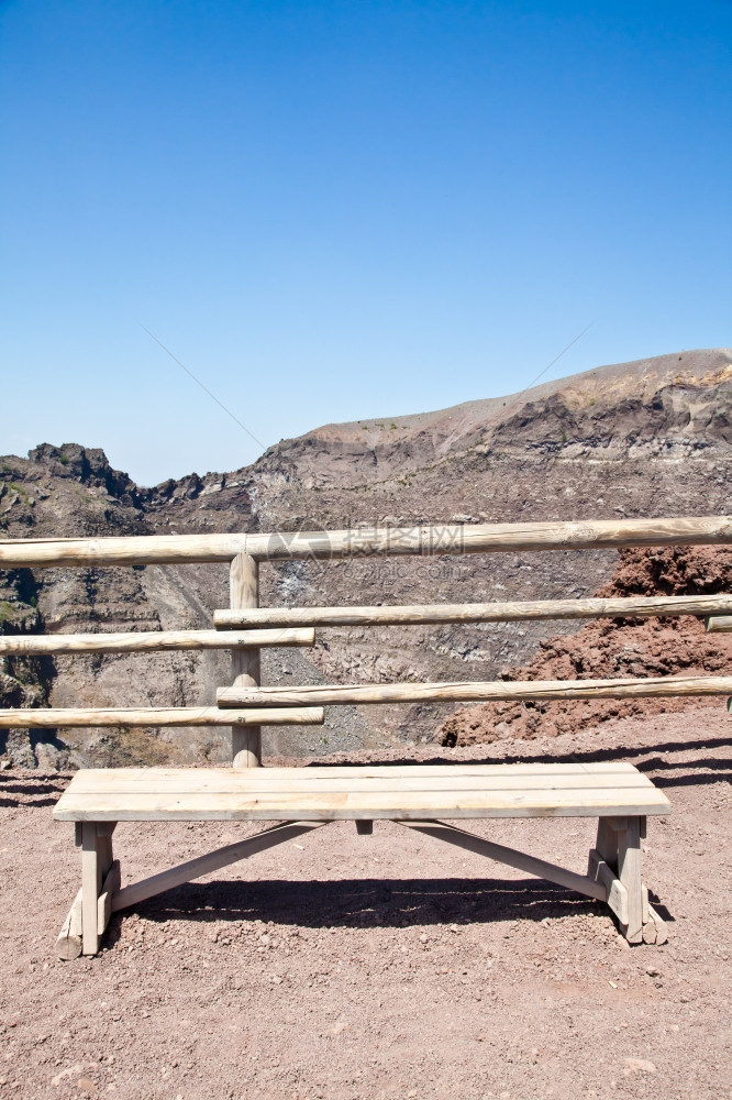 在Vesuvius火山口前的空板子这个凳是用来旅行的图片