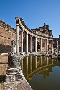 意大利蒂沃VillaAdriana的罗马柱高清图片