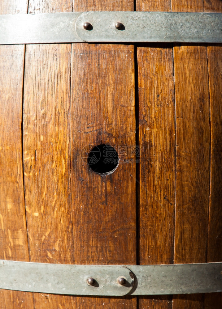 意大利葡萄酒生产用木材制成的老旧桶图片