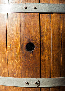 意大利葡萄酒生产用木材制成的老旧桶图片