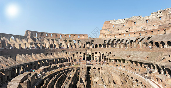 古老的董外表位于意大利罗马蓝天空背景的欧洲角斗场背景图片