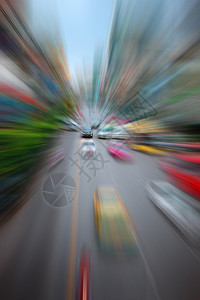 在城市高速公路上行驶的快车图片
