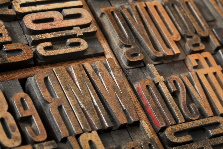 旧盒子打字机箱中的古董木纸质印刷打块冷凝哥特字体抽象有选择焦点图片