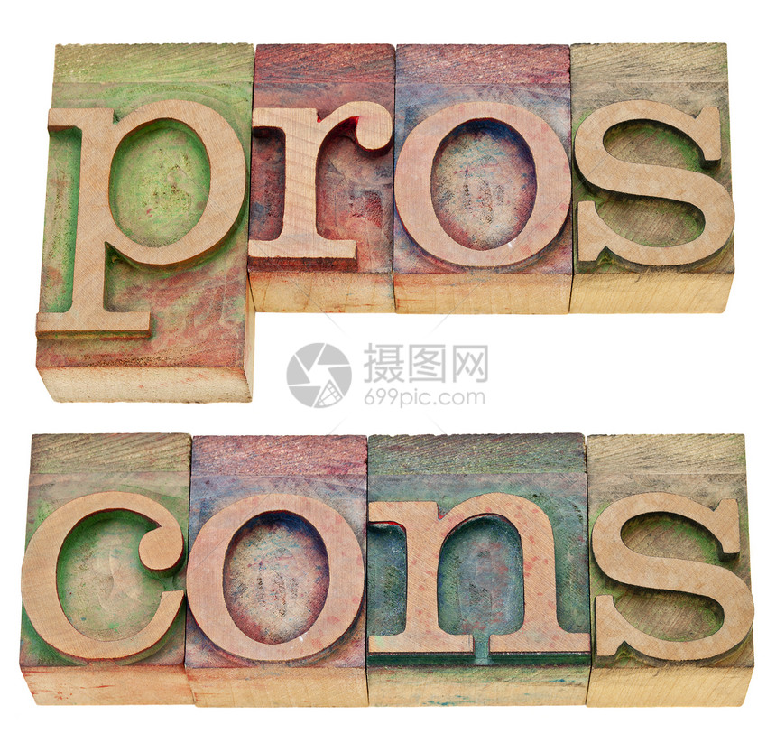 利弊积极的和消方面在旧木纸质印刷板中拼贴两个单词图片