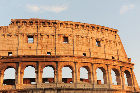 古老的董外表位于意大利罗马蓝天空背景的欧洲角斗场高清图片