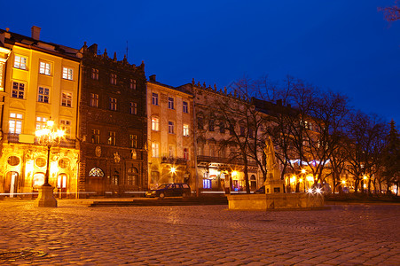 夜晚的旧欧洲城镇图片