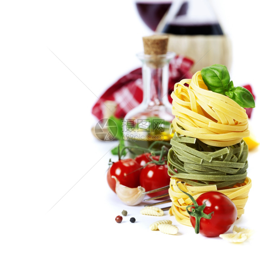 意大利面食番茄橄榄油和Basil白底葡萄酒图片