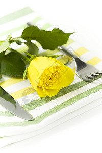 新鲜黄玫瑰叉子和鲜花图片