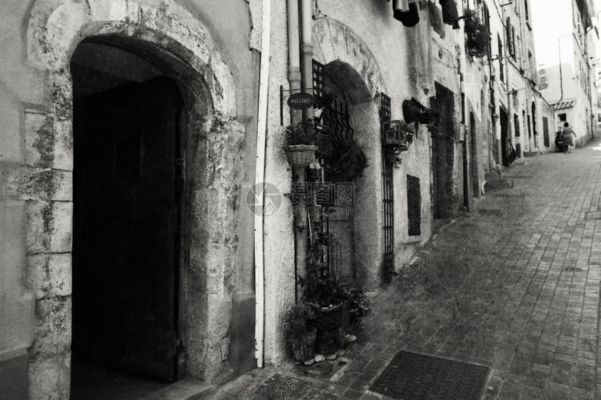 意大利的老式街道白色的黑图片
