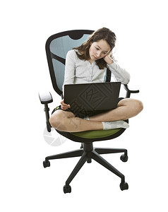 女孩坐在白色背景的电脑椅子上时在大腿拿着笔记本的年轻女孩图片
