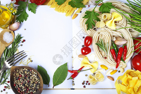 意大利面条番茄大蒜橄榄油和胡椒放在白纸笔记本上有文字空间图片