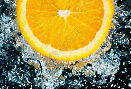 流水中的新鲜橙色图片