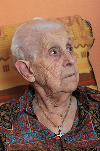 退休机构中一位老年妇女的肖像图片
