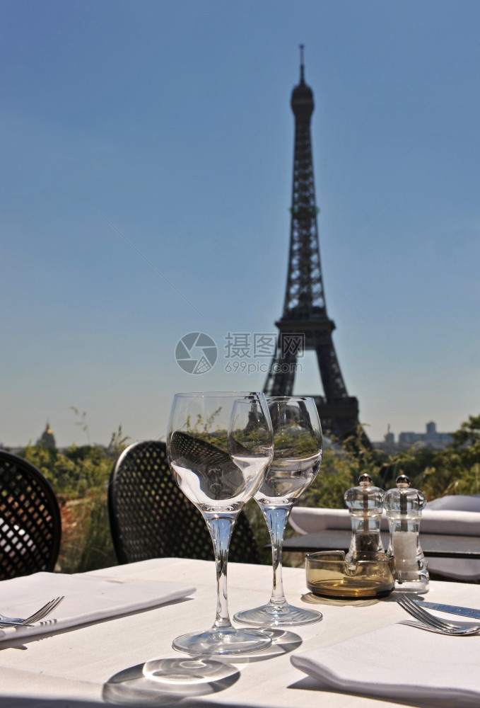 艾菲尔铁塔的豪华餐厅在蓝天的后面图片