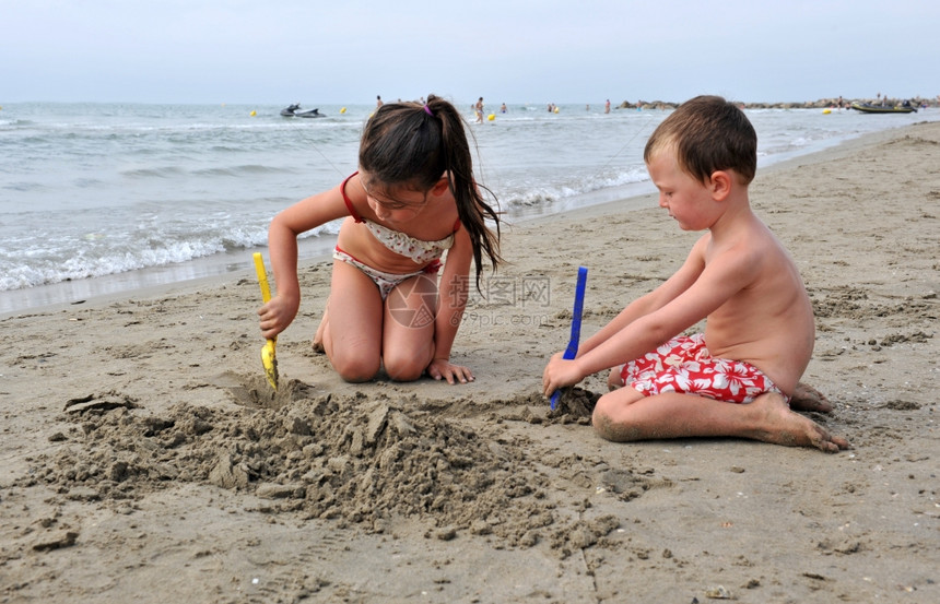 幼童在海滩上玩耍图片