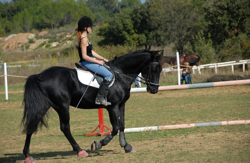 骑着年轻女子和她最好的朋友黑马图片