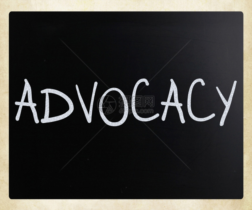 Aadvocacy黑板上白粉笔手写的单词图片
