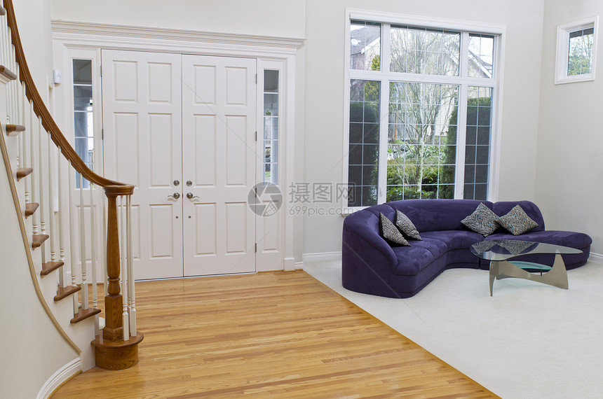 有沙发玻璃桌橡木和地毯板的客厅橡树和地毯板背景有大窗图片
