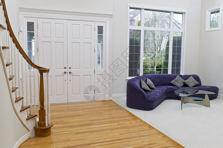 有沙发玻璃桌橡木和地毯板的客厅橡树和地毯板背景有大窗背景图片