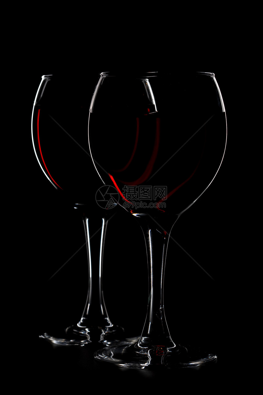 两杯黑底红葡萄酒图片