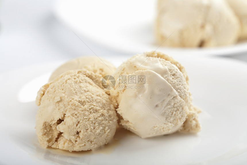 白盘上的冰淇淋图片