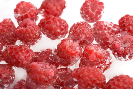 水中新鲜的红色树莓图片