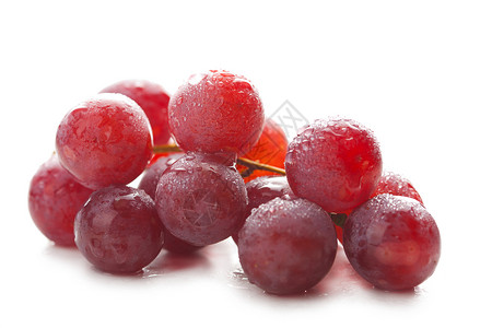 红宝石葡萄带水滴的成熟葡萄背景