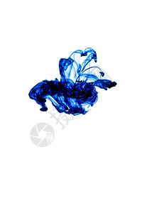 孤立于水中的抽象蓝墨背景图片