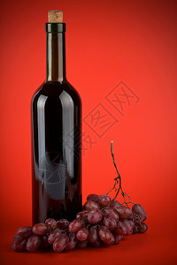 红底葡萄和酒瓶图片