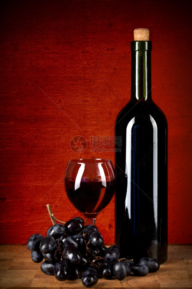 酒玻璃和葡萄的瓶装酒玻璃和葡萄图片