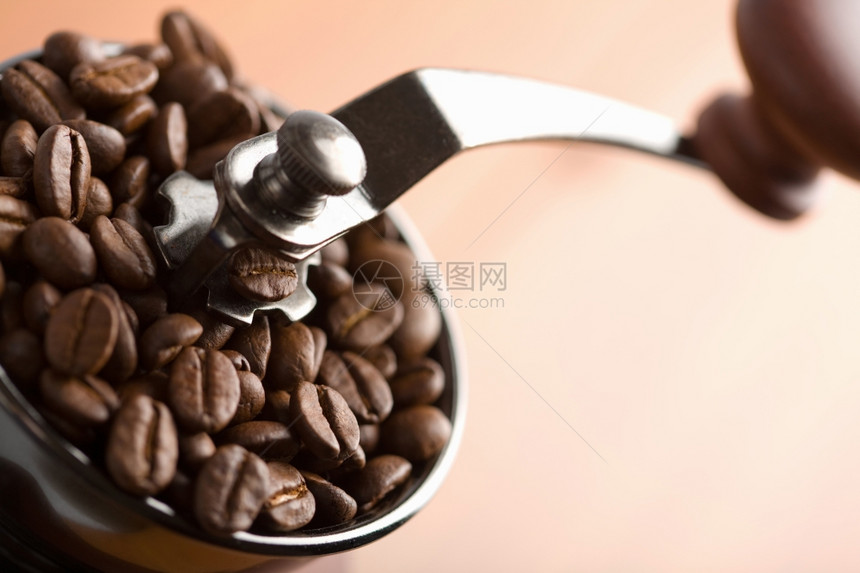 咖啡研磨机中的烤咖啡豆图片