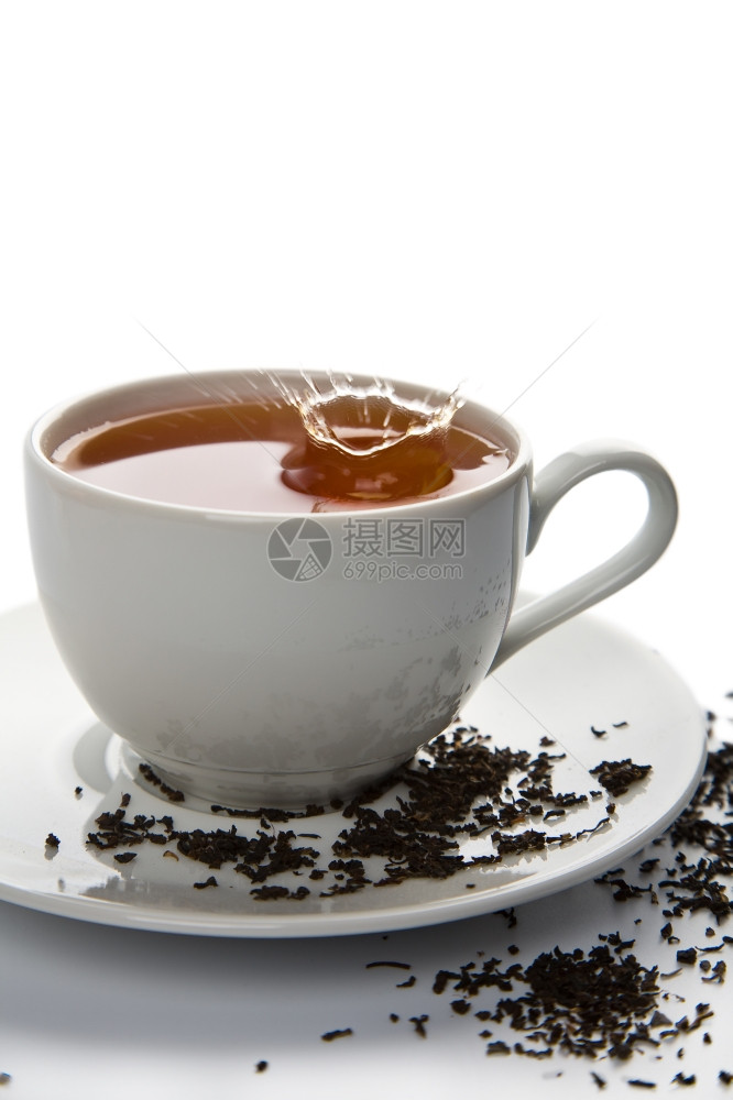 孤立的白杯茶叶喷洒图片