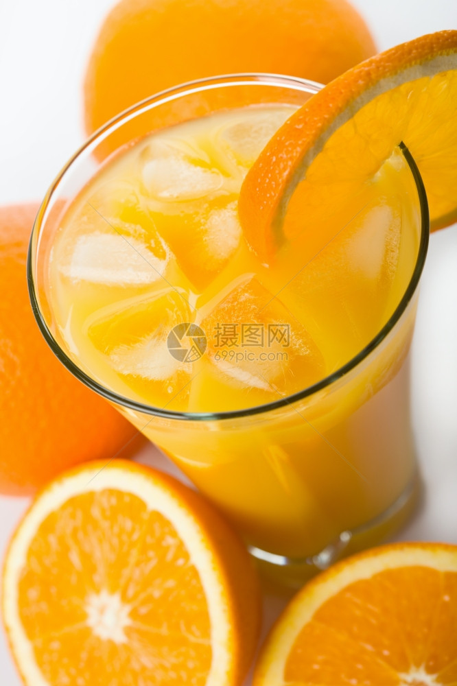 橙汁杯加冰块图片