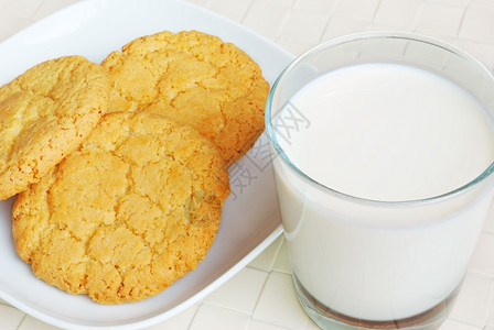 饼干和杯子加牛奶和饼干图片