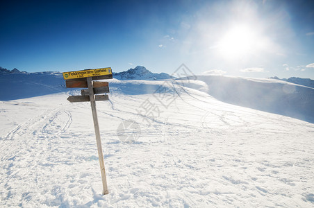 雪山风景的标志柱高清图片