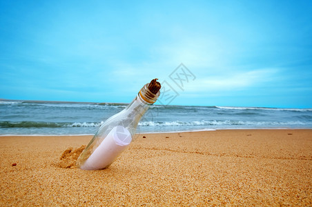 在瓶中传递来自海洋的信息旅行游即将到来的信息概念高清图片