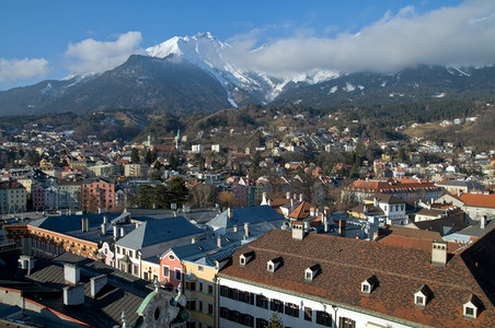 阿尔卑斯山脉区城市有传统建筑图片