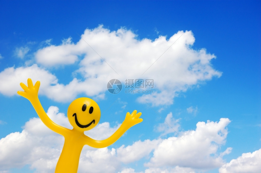 一张快乐的面孔带着在蓝天上举起的双臂图片