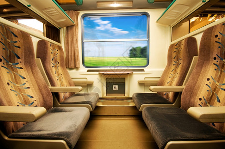 乘坐舒适的火车旅行图片