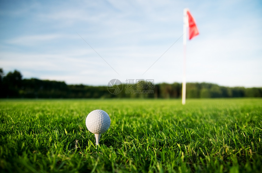 高尔夫球场有绿草和红旗图片