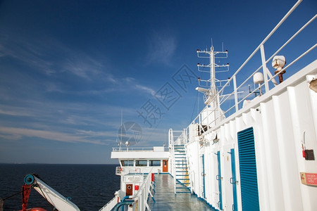 船甲板海景阳光明媚的海洋图片