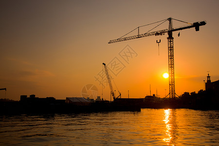 工业港口日落和起重机图片