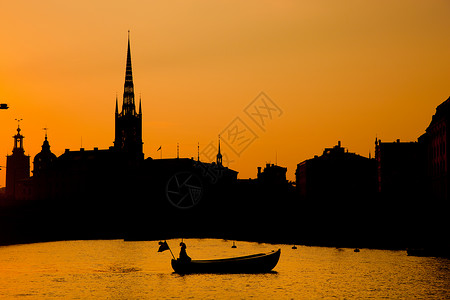 瑞典斯德哥尔摩罗马城市日落时瑞典船只和建筑图片