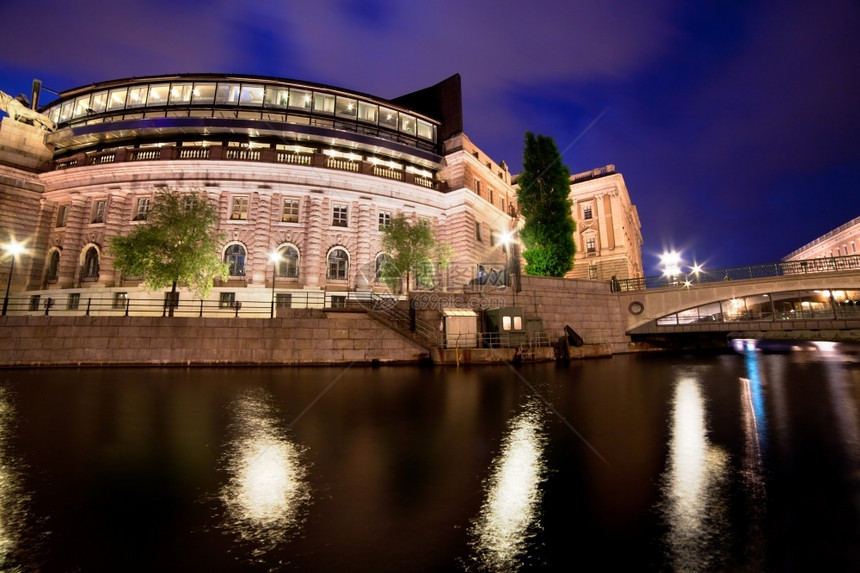 夜间瑞典斯德哥尔摩议会大楼有水反射图片