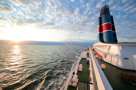 船甲板视图海洋日落时的高清图片