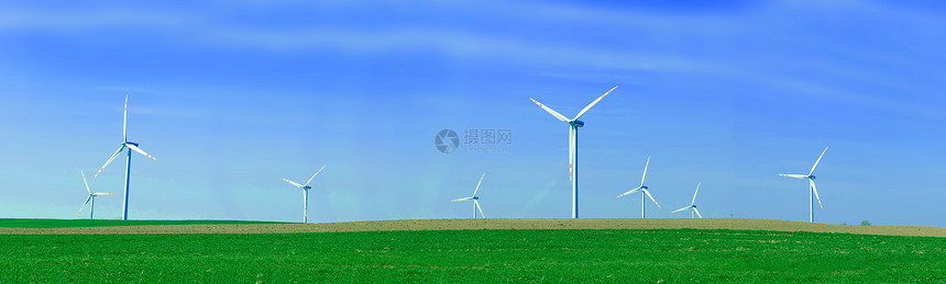 夏季田地风涡轮的全景图片